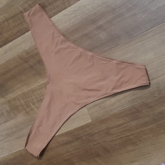 Skims Soft Smoothing Thong - Picture 3 of 6
